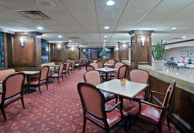 هتل La Quinta Inn & Suites By Wyndham Downtown Conference Center