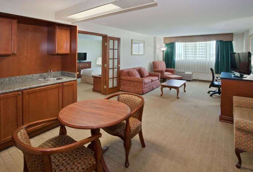 هتل La Quinta Inn & Suites By Wyndham Downtown Conference Center