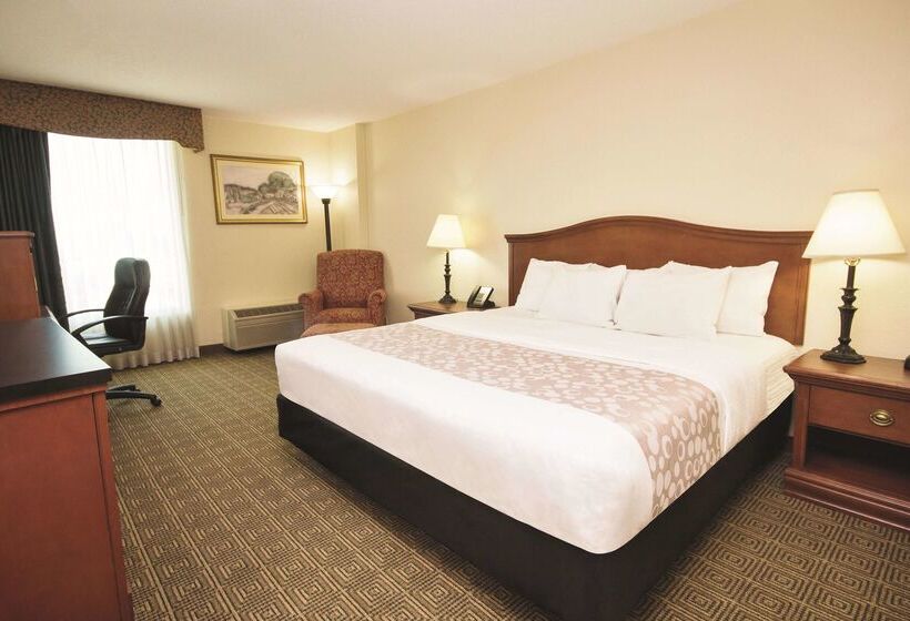 هتل La Quinta Inn & Suites By Wyndham Downtown Conference Center