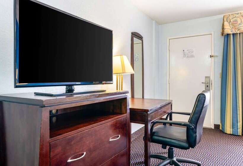 בית מלון כפרי Quality Inn Sarasota North Near Lido Key Beach