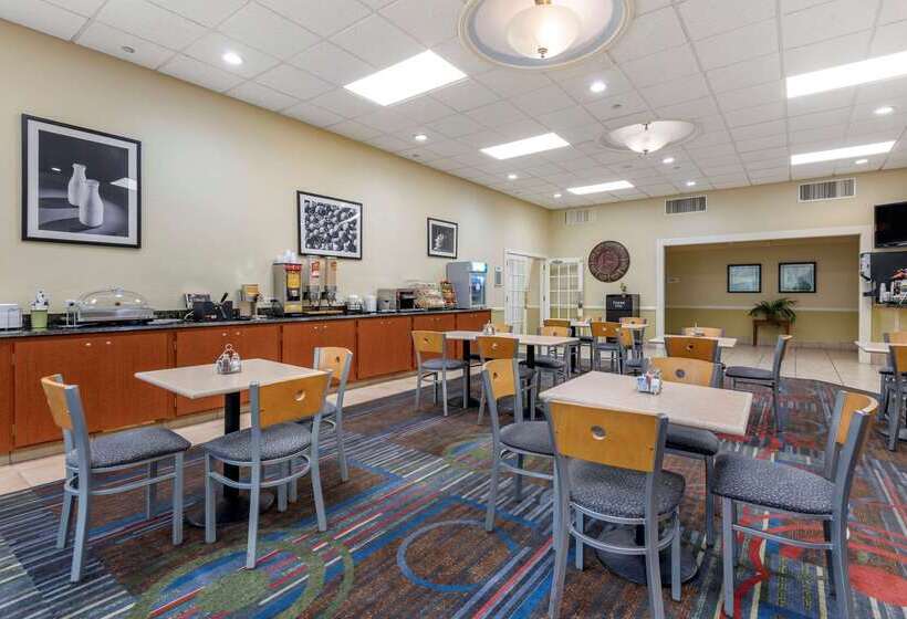 בית מלון כפרי Quality Inn & Suites Vestal Binghamton Near University