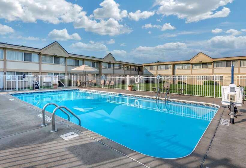 בית מלון כפרי Quality Inn & Suites Vestal Binghamton Near University