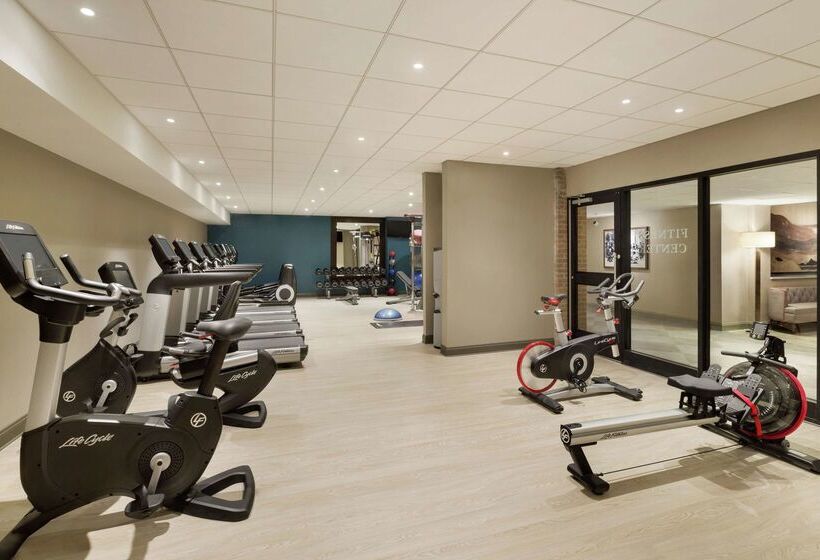 فندق Saranac Curio Collection By Hilton