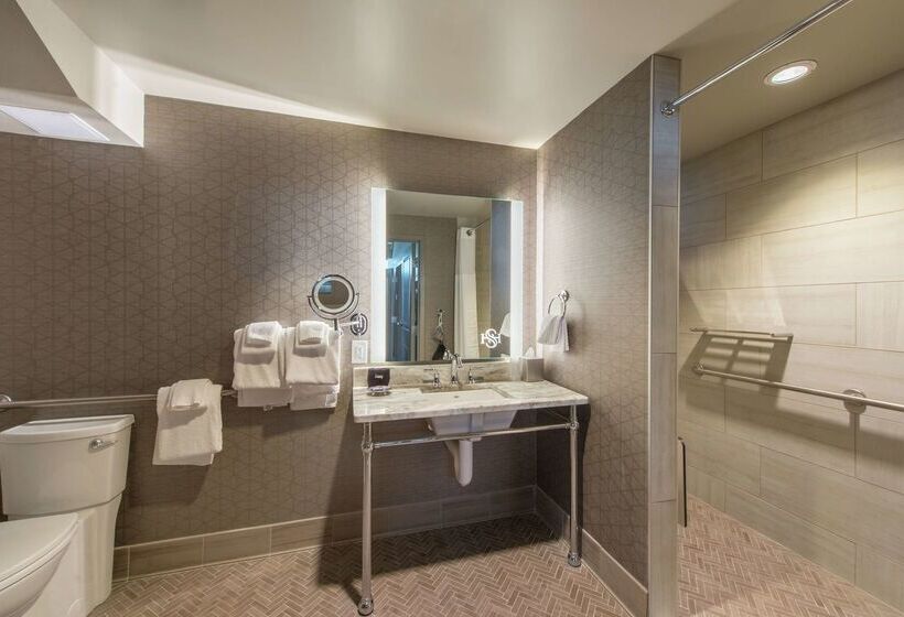 فندق Saranac Curio Collection By Hilton