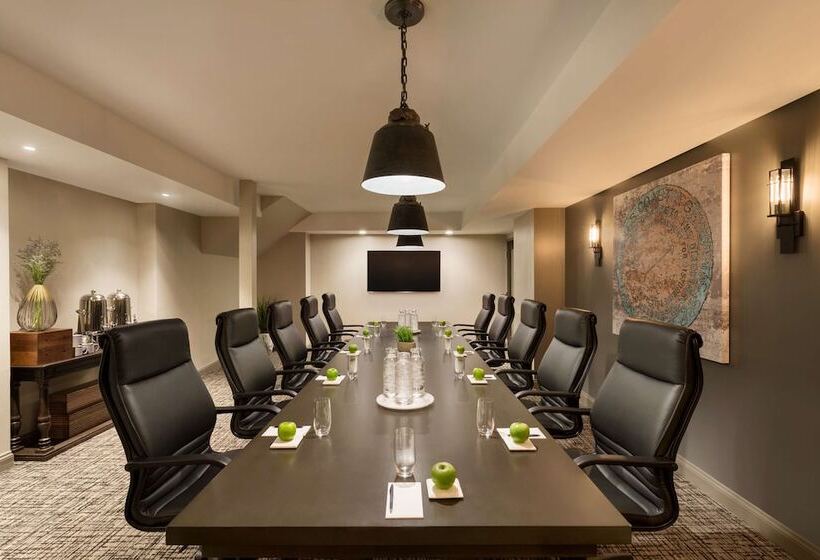 فندق Saranac Curio Collection By Hilton