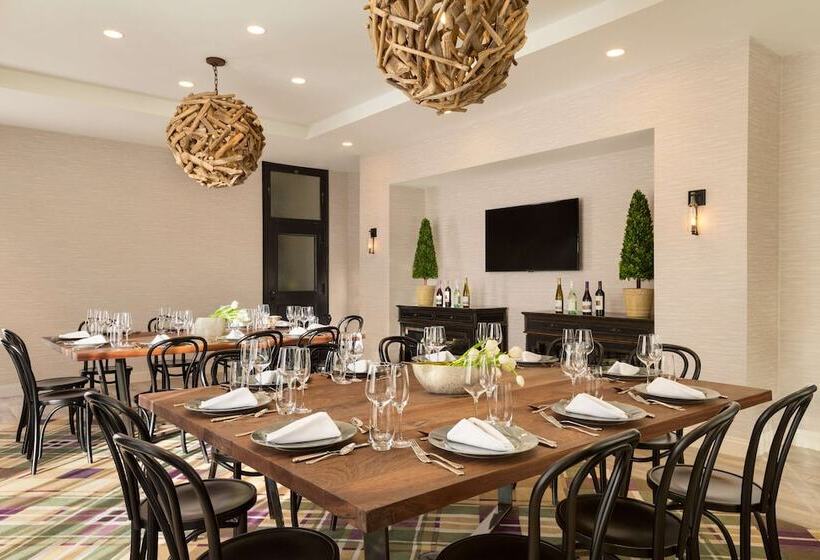 فندق Saranac Curio Collection By Hilton