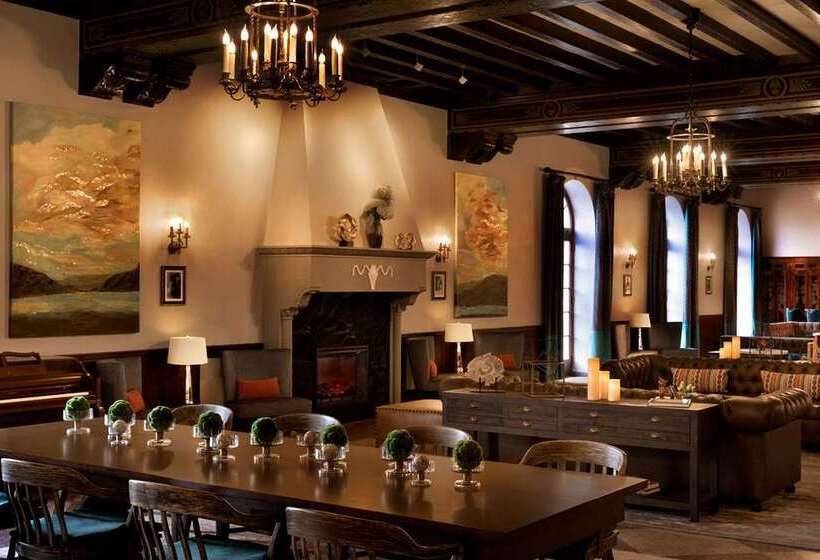 فندق Saranac Curio Collection By Hilton