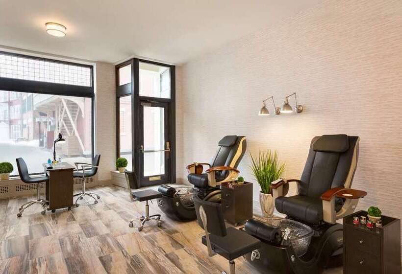فندق Saranac Curio Collection By Hilton