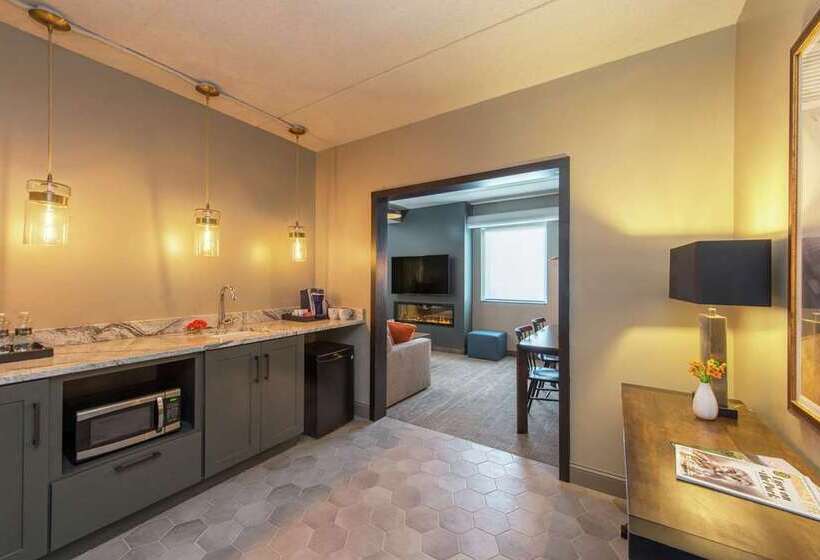 فندق Saranac Curio Collection By Hilton