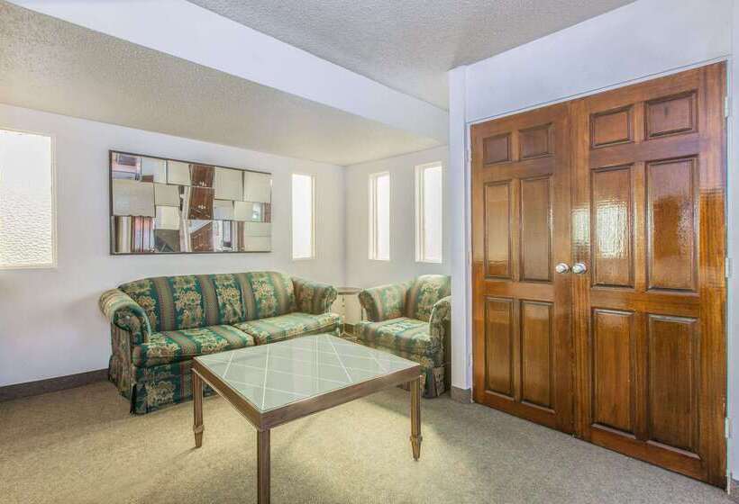 هتل Days Inn By Wyndham Camarillo  Ventura