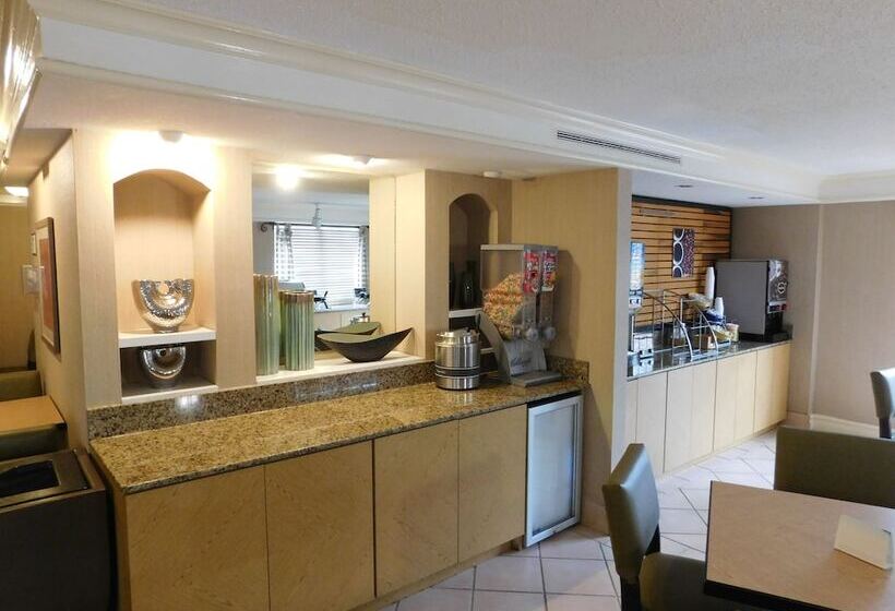 هتل Days Inn & Suites By Wyndham Schaumburg  Woodfield Mall