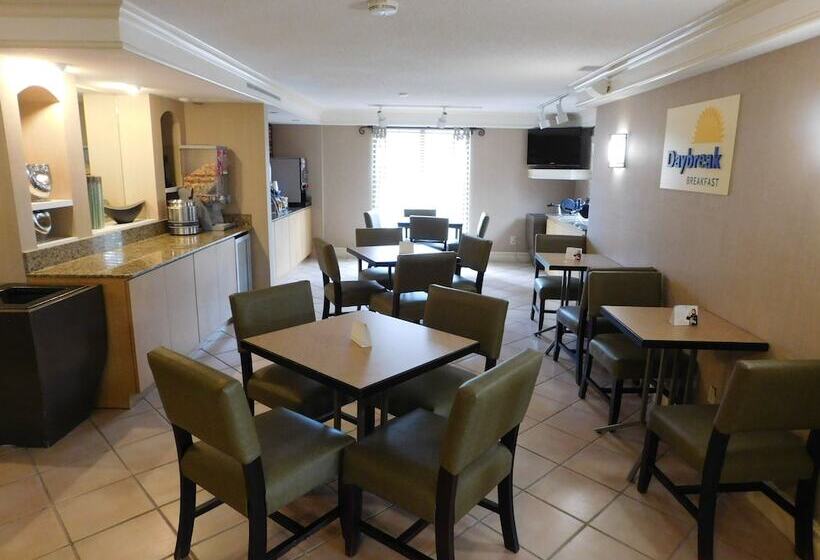 هتل Days Inn & Suites By Wyndham Schaumburg  Woodfield Mall