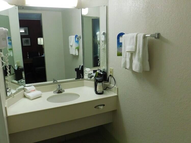 هتل Days Inn & Suites By Wyndham Schaumburg  Woodfield Mall