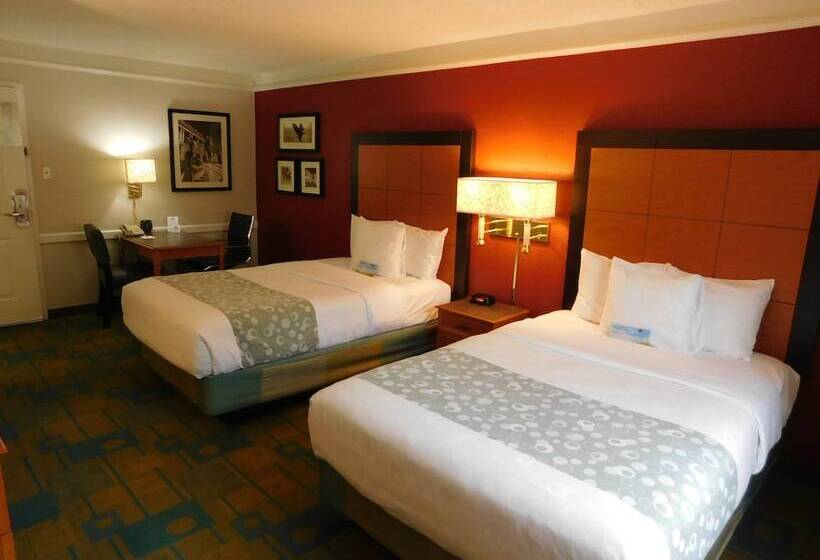 هتل Days Inn & Suites By Wyndham Schaumburg  Woodfield Mall