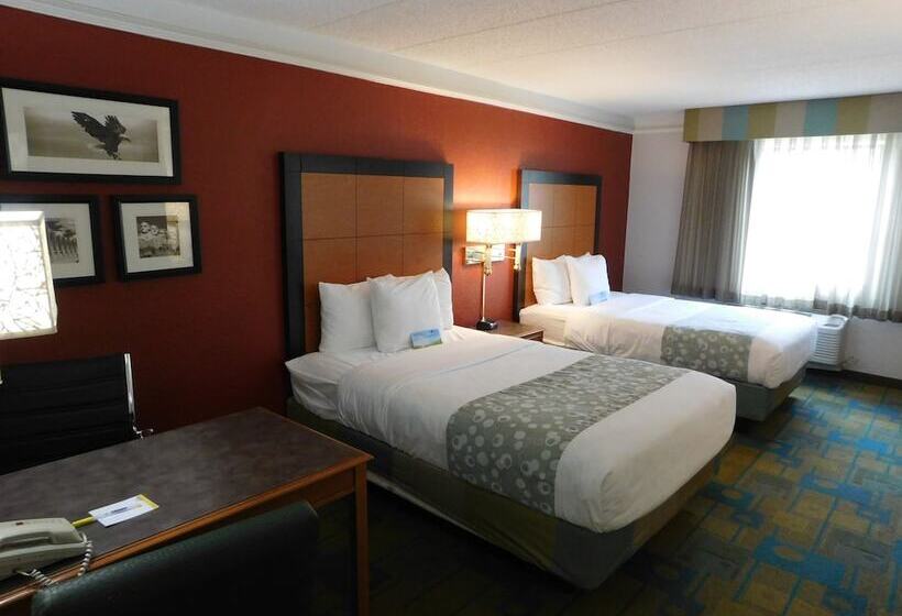 هتل Days Inn & Suites By Wyndham Schaumburg  Woodfield Mall