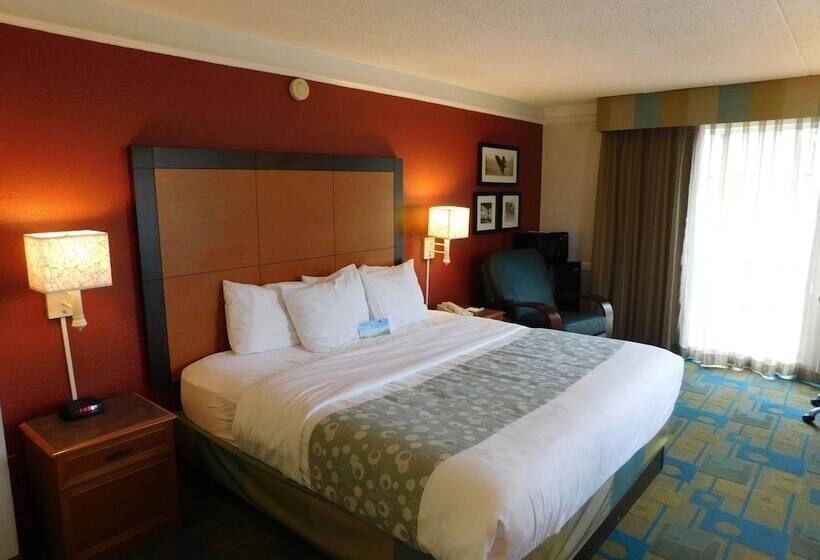 هتل Days Inn & Suites By Wyndham Schaumburg  Woodfield Mall