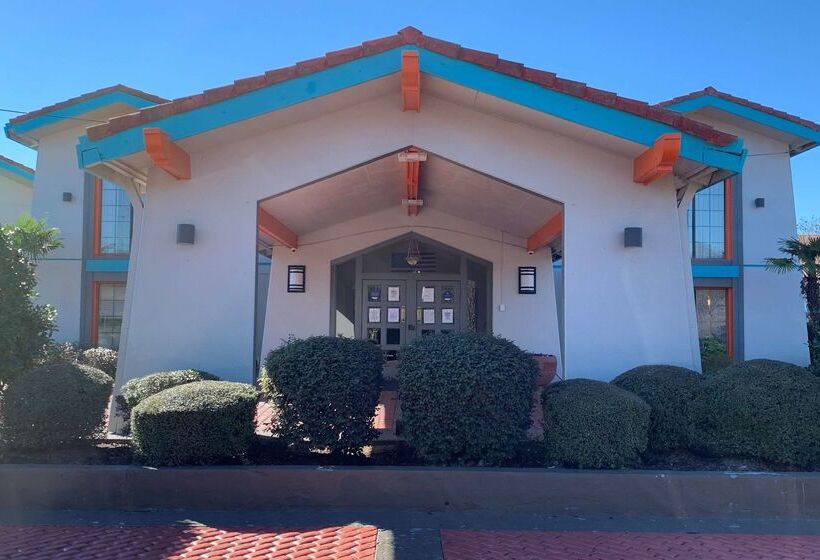 هتل Howard Johnson By Wyndham Columbus Fort Moore