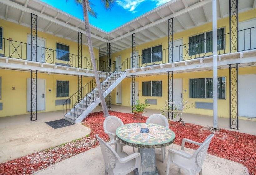 בית מלון כפרי Key Largo Inn