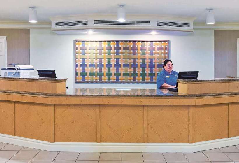 בית מלון כפרי La Quinta Inn By Wyndham Corpus Christi North