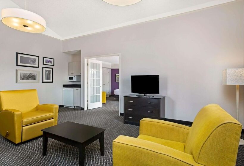 هتل La Quinta Inn By Wyndham Fresno Yosemite