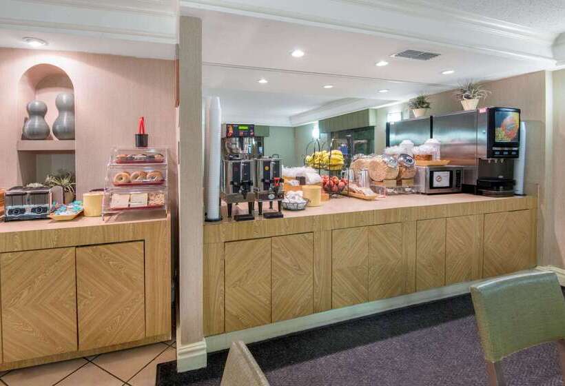 هتل La Quinta Inn By Wyndham San Antonio Market Square