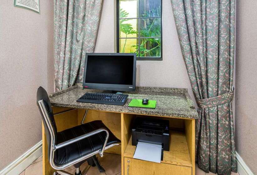 Отель Days Inn By Wyndham San Diego Vista