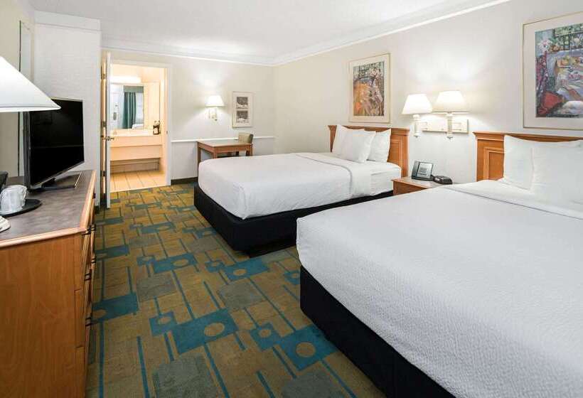 Отель Days Inn By Wyndham San Diego Vista