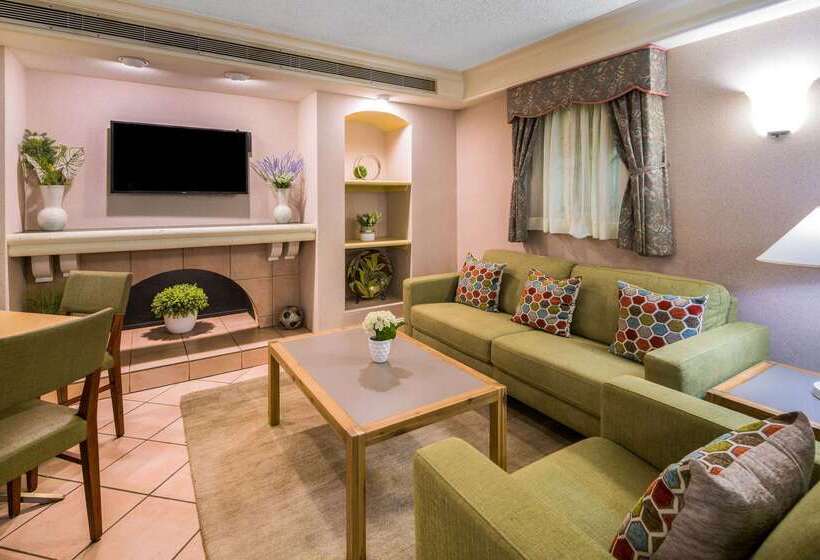 هتل Days Inn By Wyndham San Diego Vista