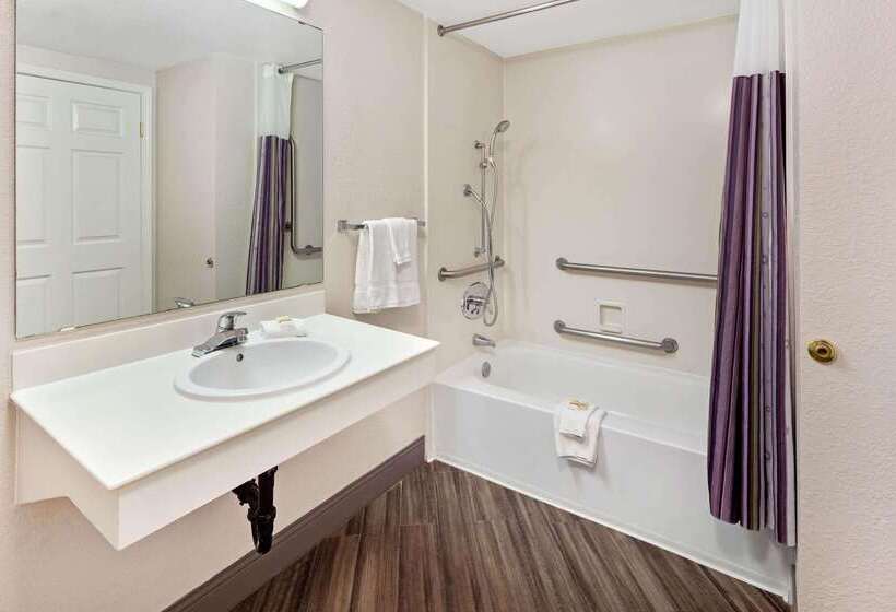 هتل La Quinta Inn By Wyndham Ventura