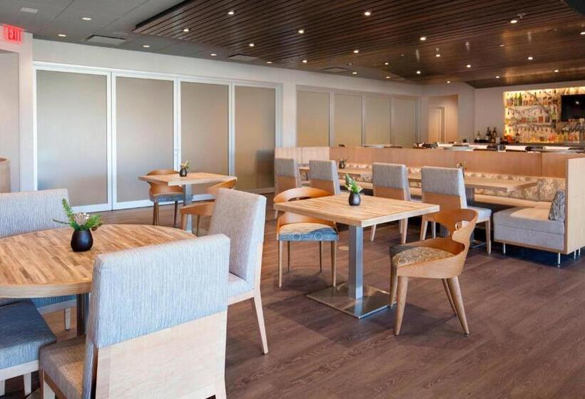 هتل Rochester Airport Marriott