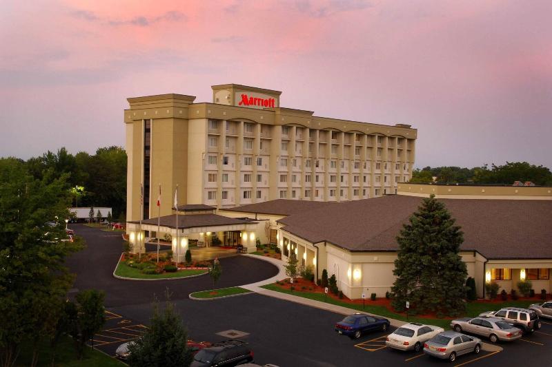 هتل Rochester Airport Marriott