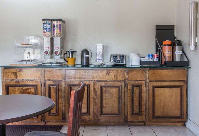 هتل Rodeway Inn & Suites
