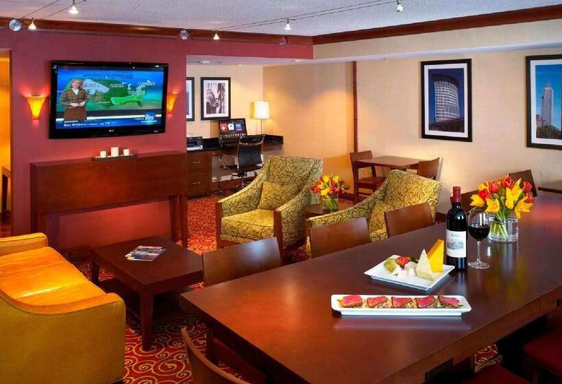 هتل Wyndham Cleveland Airport