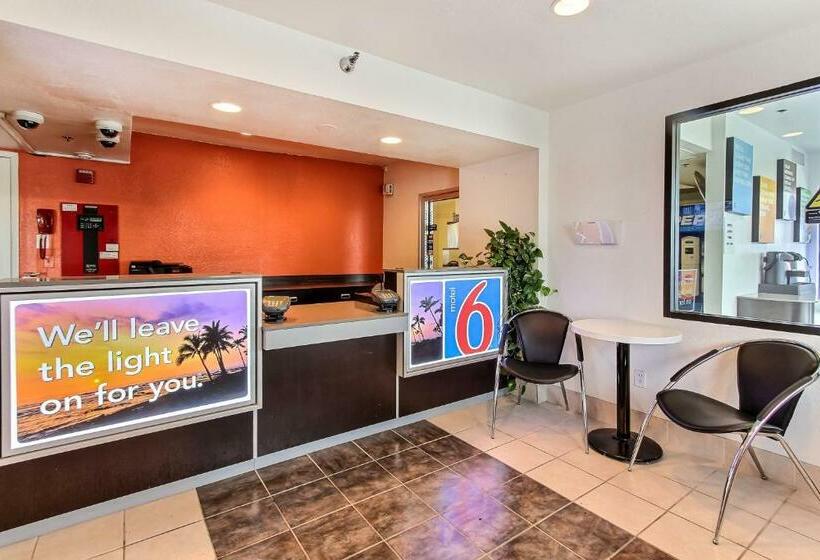 Motel 6salinas, Ca  South  Monterey Area