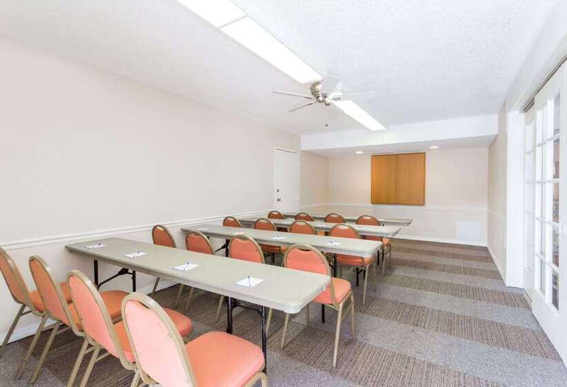 בית מלון כפרי Baymont By Wyndham Sarasota