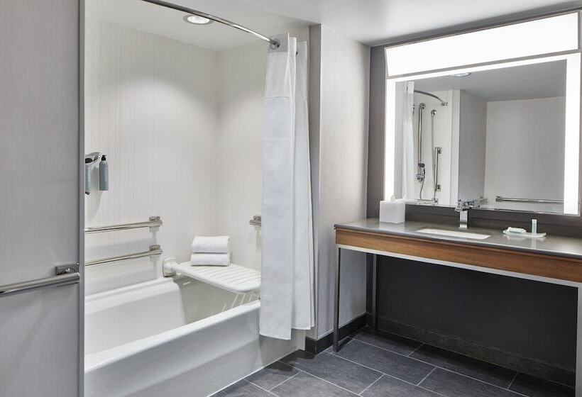 هتل Courtyard By Marriott Detroit Downtown