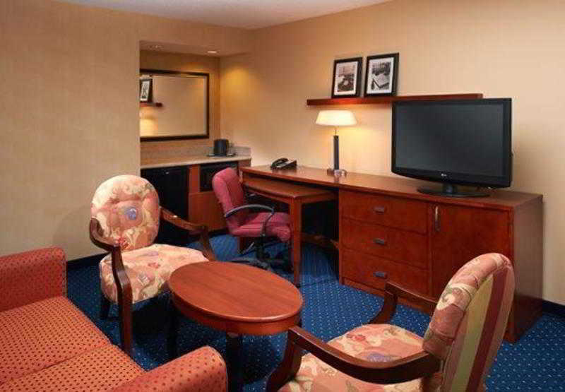 هتل Courtyard By Marriott Rockford