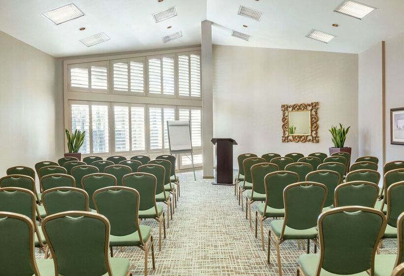 هتل Doubletree By Hilton Campbell  Pruneyard Plaza