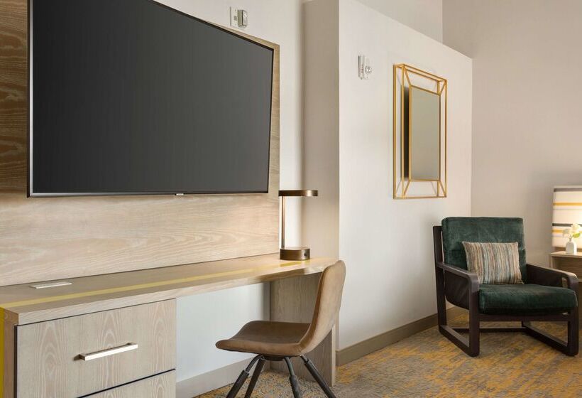 هتل Doubletree By Hilton Campbell  Pruneyard Plaza