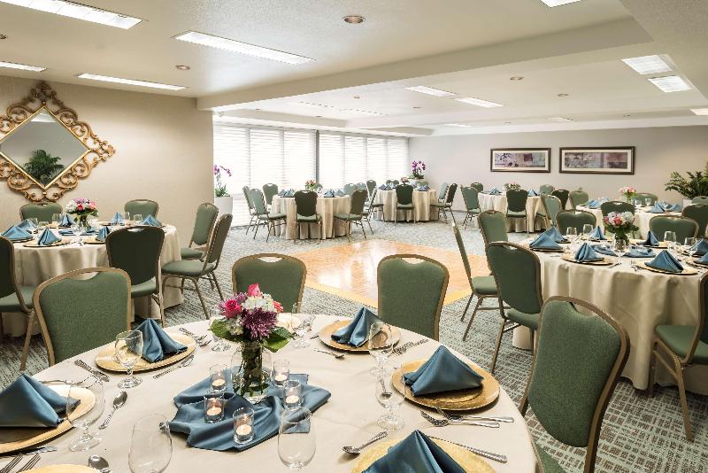 هتل Doubletree By Hilton Campbell  Pruneyard Plaza