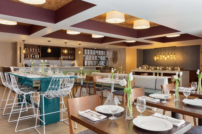 هتل Doubletree By Hilton Campbell  Pruneyard Plaza