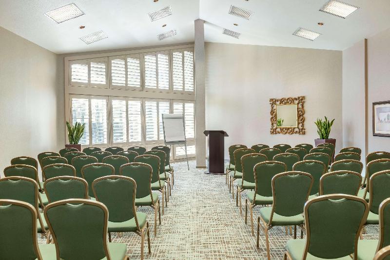 هتل Doubletree By Hilton Campbell  Pruneyard Plaza