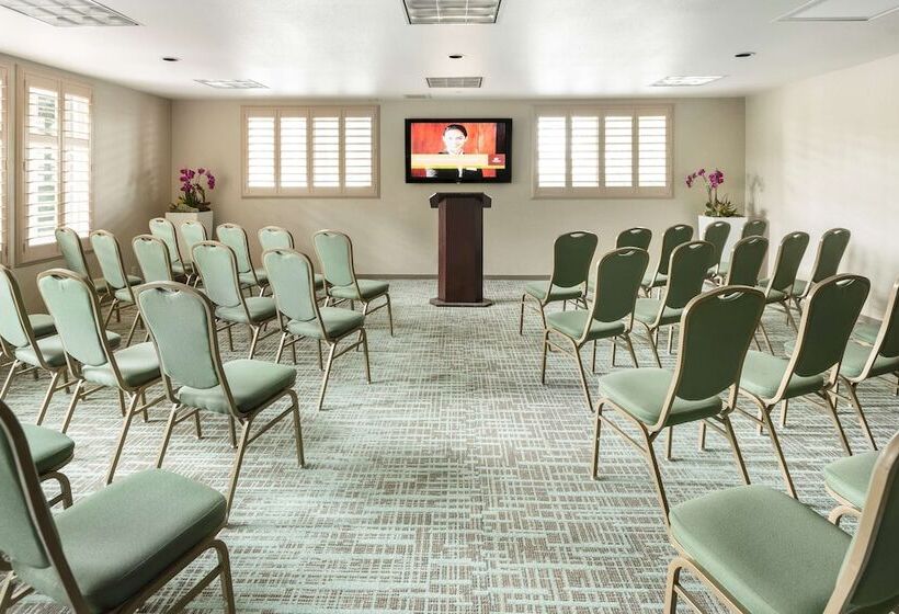 هتل Doubletree By Hilton Campbell  Pruneyard Plaza