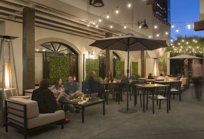 هتل Doubletree By Hilton Campbell  Pruneyard Plaza