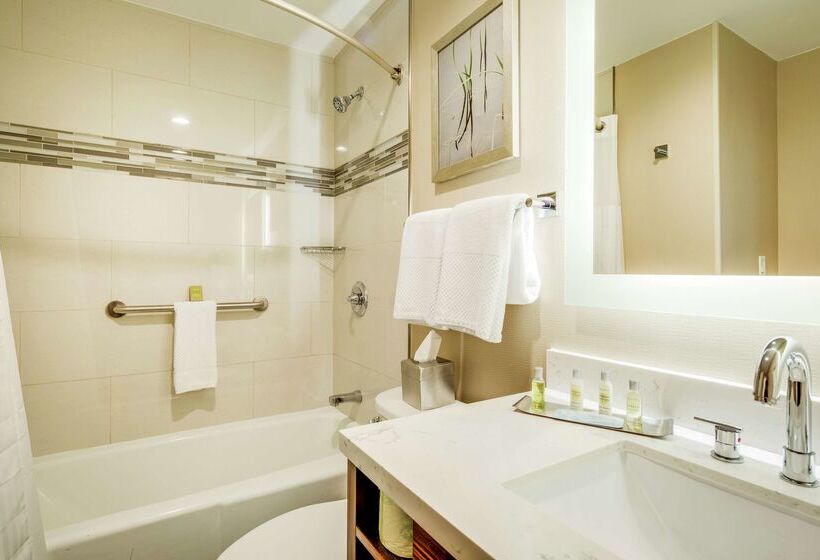 هتل Doubletree By Hilton Huntington