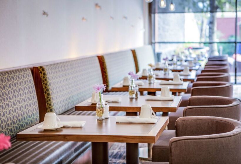 هتل Doubletree By Hilton Huntington