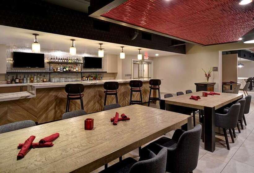 هتل Doubletree By Hilton St. Louis Airport