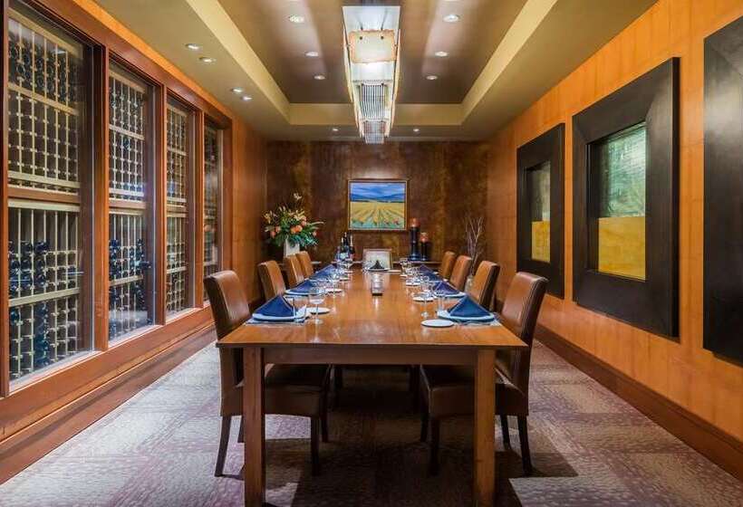 هتل Hilton Alexandria Mark Center