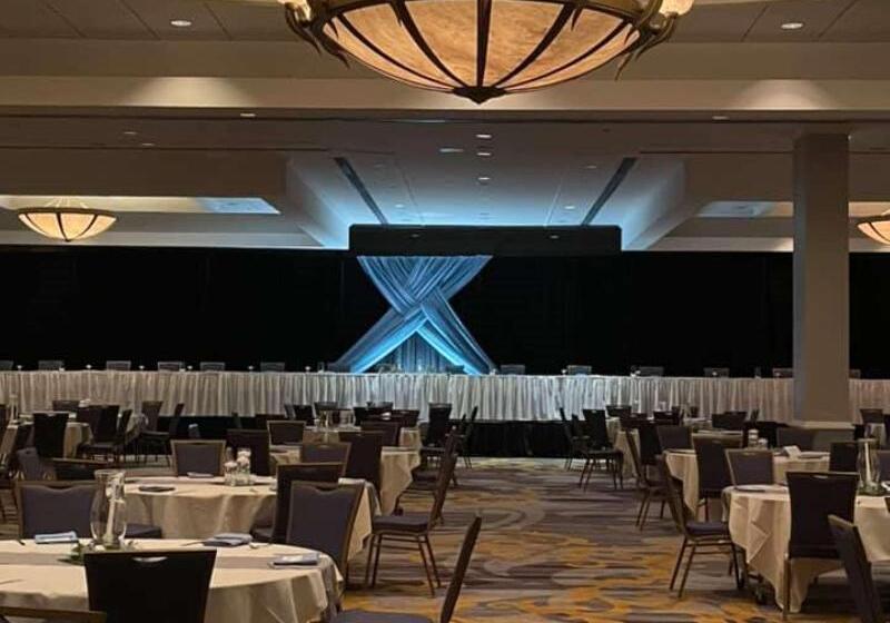 هتل Hilton Appleton Paper Valley