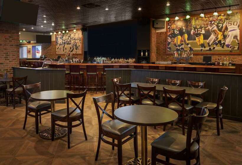 هتل Hilton Appleton Paper Valley